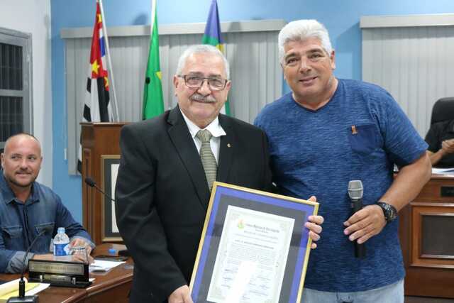 Entrega da Moção de Congratulações (Moç. 25/2019) a Loja Maçônica A.R.L.S Acílio Cândido Ventura. Presidente Renato Barreira (esq) e Ver. Mig Tallada.