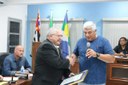 Entrega da Moção de Congratulações (Moç. 25/2019) a Loja Maçônica A.R.L.S Acílio Cândido Ventura. Presidente Renato Barreira (esq) e Ver. Mig Tallada. (<a class="download" href="https://www.ilhacomprida.sp.leg.br/institucional/fotos/03-12-19-homenagens-na-sessao-mocoes/homenagemmac_3dez19-03-redim.jpeg/at_download/image">Download</a>)