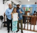 Moção de Congratulações a atleta Natália de Góes Gerena por seu destaque nacional no surfe brasileiro em virtude de seu talento e pelos resultados obtidos nos últimos 3 anos. Ver. Roberto Frajola (esq), Natália, Rogério (ass.) (<a class="download" href="https://www.ilhacomprida.sp.leg.br/institucional/fotos/03-12-19-homenagens-na-sessao-mocoes/surf_3dez19-01-redim.jpeg/at_download/image">Download</a>)