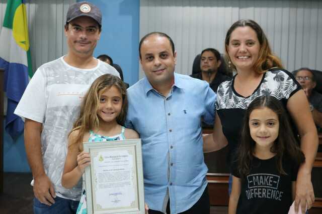 Moção de Congratulações a atleta Natália de Góes Gerena por seu destaque nacional no surfe brasileiro em virtude de seu talento e pelos resultados obtidos nos últimos 3 anos. Moção de Congratulações a atleta Natália de Góes Gerena por seu destaque nacional no surfe brasileiro em virtude de seu talento e pelos resultados obtidos nos últimos 3 anos. Ver. Roberto Frajola (centro), Natália (esq) e Familiares da Atleta.