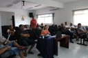 Prefeito, Vereadores e Engenheiros, discutindo sobre a regularização dos imóveis residenciais. (<a class="download" href="https://www.ilhacomprida.sp.leg.br/institucional/fotos/25-04-19-reuniao-com-o-dir-do-dpdu-pmic-eng-persio-almeida/25-04-19-reuniao-com-o-dir-do-dpdu-pmic-eng-persio-almeida-4/at_download/image">Download</a>)