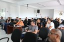 Prefeito, Vereadores e Engenheiros, discutindo sobre a regularização dos imóveis residenciais. (<a class="download" href="https://www.ilhacomprida.sp.leg.br/institucional/fotos/25-04-19-reuniao-com-o-dir-do-dpdu-pmic-eng-persio-almeida/25-04-19-reuniao-com-o-dir-do-dpdu-pmic-eng-persio-almeida-8/at_download/image">Download</a>)