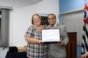 Homenagem prestada pelo Vereador Roberto Frajola - Professor Nota 10 (<a class="download" href="https://www.ilhacomprida.sp.leg.br/institucional/fotos/27-aniversario-da-cidade-2018/homenageados-as/img_0857-27niver_ilha.jpg/at_download/image">Download</a>)