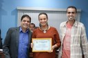 Moção de Congratulações em virtude do trabalho realizado pela equipe do projeto.  (Pres. da Câmara, Ver. Fabiano Pereira e Homenageados) (<a class="download" href="https://www.ilhacomprida.sp.leg.br/institucional/fotos/28-05-19-entrega-de-mocao-aos-funcionarios-do-proj-ilha-jovem/entrega-de-mocao-aos-funcionarios-do-projeto-ilha-jovem-28-05-19-12/at_download/image">Download</a>)