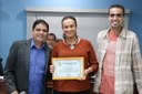 Moção de Congratulações em virtude do trabalho realizado pela equipe do projeto.  (Pres. da Câmara, Ver. Fabiano Pereira e Homenageados) (<a class="download" href="https://www.ilhacomprida.sp.leg.br/institucional/fotos/28-05-19-entrega-de-mocao-aos-funcionarios-do-proj-ilha-jovem/entrega-de-mocao-aos-funcionarios-do-projeto-ilha-jovem-28-05-19-14/at_download/image">Download</a>)