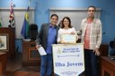 Moção de Congratulações em virtude do trabalho realizado pela equipe do projeto. (Pres. da Câmara, Ver. Fabiano Pereira e Homenageados) (<a class="download" href="https://www.ilhacomprida.sp.leg.br/institucional/fotos/28-05-19-entrega-de-mocao-aos-funcionarios-do-proj-ilha-jovem/entrega-de-mocao-aos-funcionarios-do-projeto-ilha-jovem-28-05-19-21/at_download/image">Download</a>)