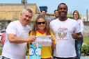 Geraldino Júnior (Pref.), Maurício Pelé (Prof.) e Formanda - Formatura dos Guarda-Vidas Temporários (GVT) 2019 - (Foto: CMIC/R. Revitti) (<a class="download" href="https://www.ilhacomprida.sp.leg.br/institucional/fotos/29-11-19-formatura-guarda-vidas-2019/forbombeiros29nov19-40-redim.jpg/at_download/image">Download</a>)