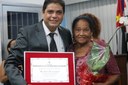 Homenagem prestada por todos os Vereadores e recebida pela mãe da homenageada. (<a class="download" href="https://www.ilhacomprida.sp.leg.br/institucional/fotos/dia-da-mulher-2019/img_6296-diamulher2019.jpg/at_download/image">Download</a>)