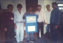 Sidnei Oliveira Pinho (autor da bandeira de Ilha Comprida) e autoridade da época (1993). (<a class="download" href="https://www.ilhacomprida.sp.leg.br/institucional/fotos/simbolos-municipais/sidney1a.jpeg/at_download/image">Download</a>)