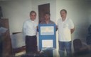 Sidnei Oliveira Pinho (autor da bandeira de Ilha Comprida) e autoridade da época (1993). (<a class="download" href="https://www.ilhacomprida.sp.leg.br/institucional/fotos/simbolos-municipais/sidney2.jpeg/at_download/image">Download</a>)