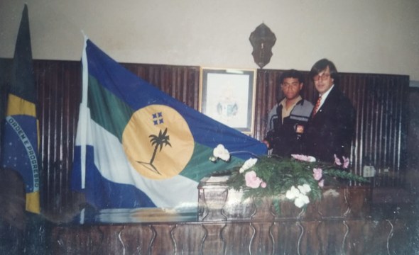 Sidnei Oliveira Pinho (autor da bandeira de Ilha Comprida) e o Vice-Prefeito Décio Ventura (1993).