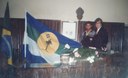 Sidnei Oliveira Pinho (autor da bandeira de Ilha Comprida) e o Vice-Prefeito Décio Ventura (1993). (<a class="download" href="https://www.ilhacomprida.sp.leg.br/institucional/fotos/simbolos-municipais/sidney3.jpeg/at_download/image">Download</a>)