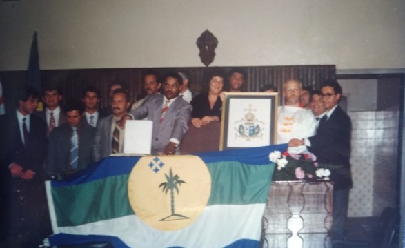 Autoridades com os autores: Khalil "Brasão", Sidnei "Bandeira" e Ricardo Aguiar "Hino Municipal".