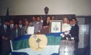 Autoridades com os autores: Khalil "Brasão", Sidnei "Bandeira" e Ricardo Aguiar "Hino Municipal". (<a class="download" href="https://www.ilhacomprida.sp.leg.br/institucional/fotos/simbolos-municipais/todos1.jpeg/at_download/image">Download</a>)