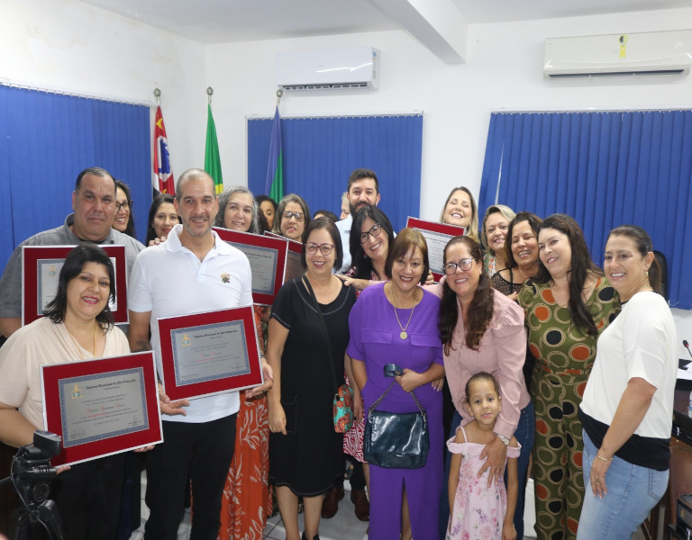 Câmara Municipal premia os homenageados no "Professor Nota 10" de 2023.