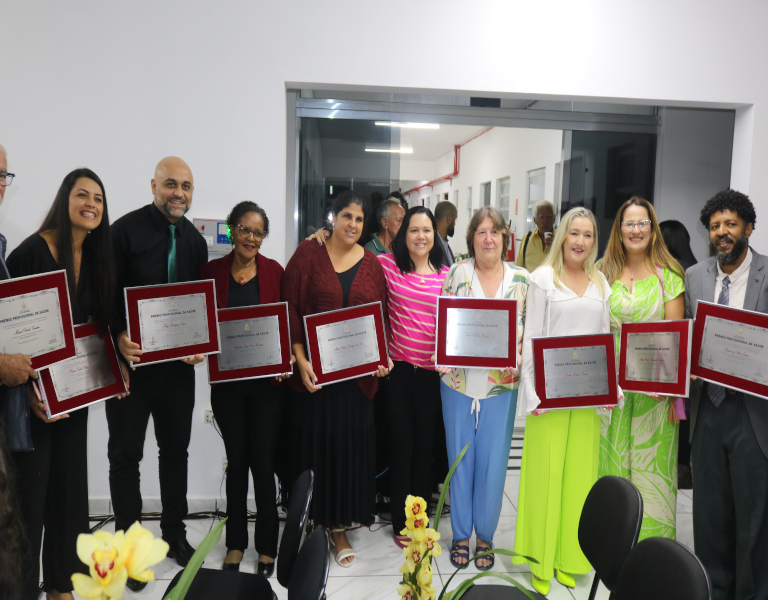 Câmara Municipal presta homenagem à Profissionais da Saúde do Município.