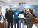 Jogadores e Comissão Técnica da Escola Municipal de Futebol de Ilha Comprida recebem homenagem da Câmara Municipal.