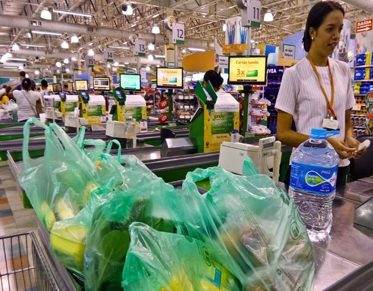 Plástico ou papel: qual sacola é menos prejudicial ao meio ambiente?