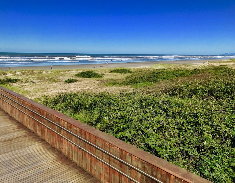 SP tem 14 praias impróprias para banho, um risco à saúde dos turistas. 