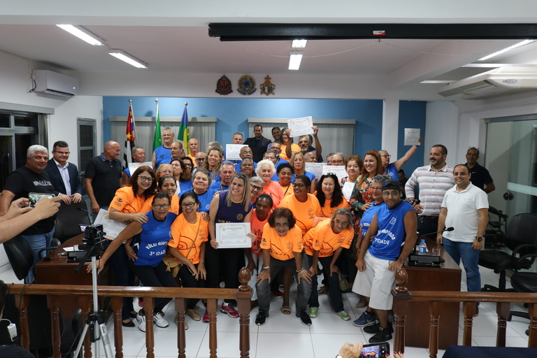 Vôlei da 3ª Idade recebe homenagem na Câmara Municipal.